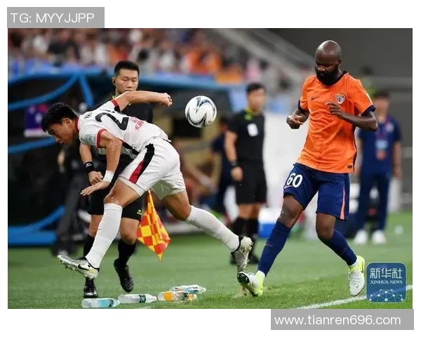 成都蓉城迎战青岛海牛 展现攻防对决激烈较量